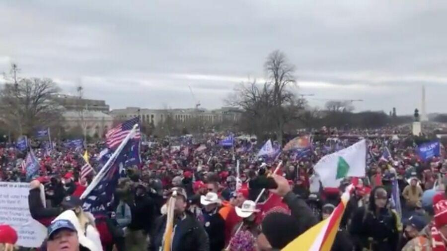 У Капитолия собрались десятки тысяч людей