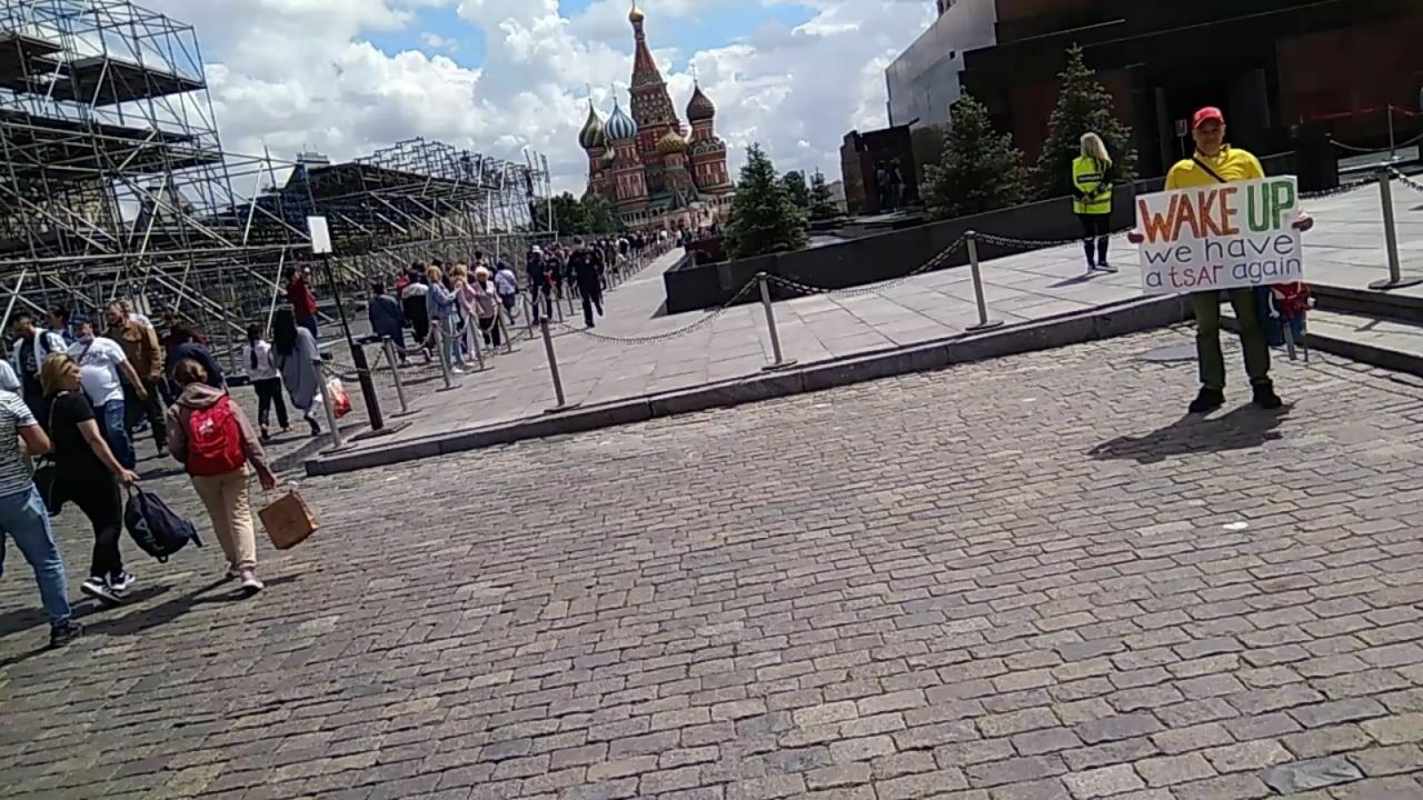 A picketer was detained near Lenin's mausoleum, calling to "wake up"