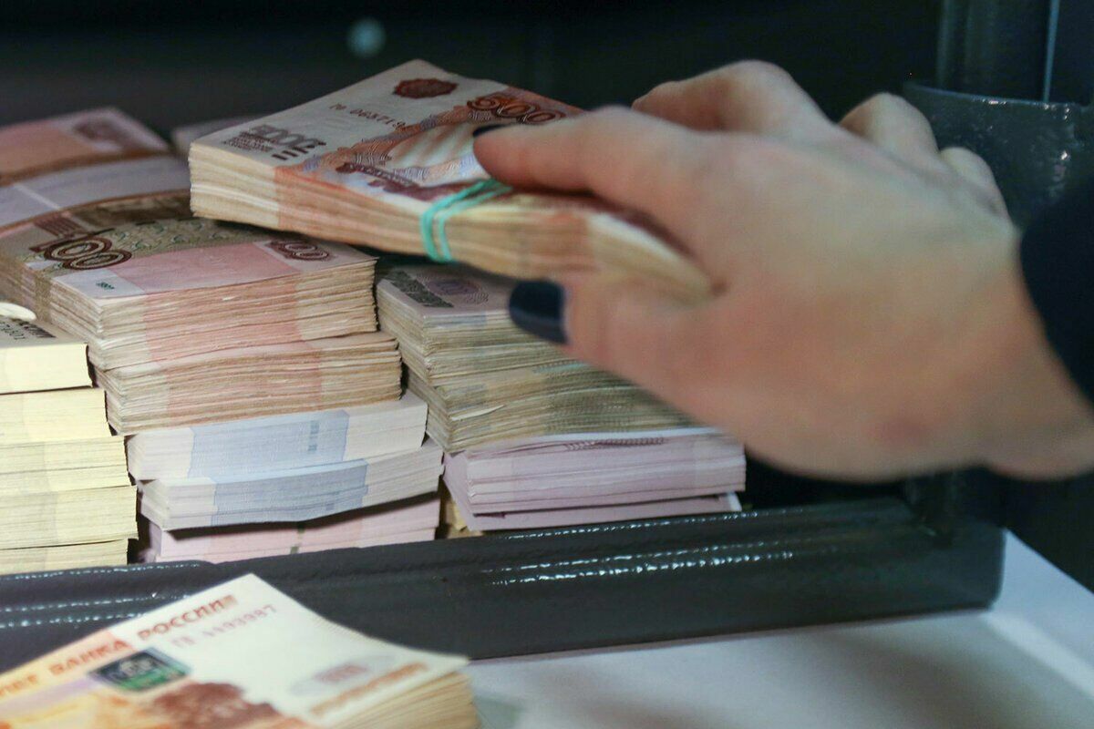 Depositors took out almost 500 billion rubles from banks in one month