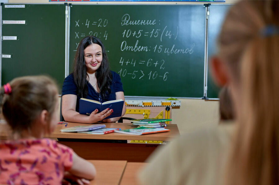 The average salary of a teacher in Russia today does not exceed 38 thousand rubles. Additional payment for the preparation and conduct of the VPR (ARTW) to this amount would not be superfluous. 