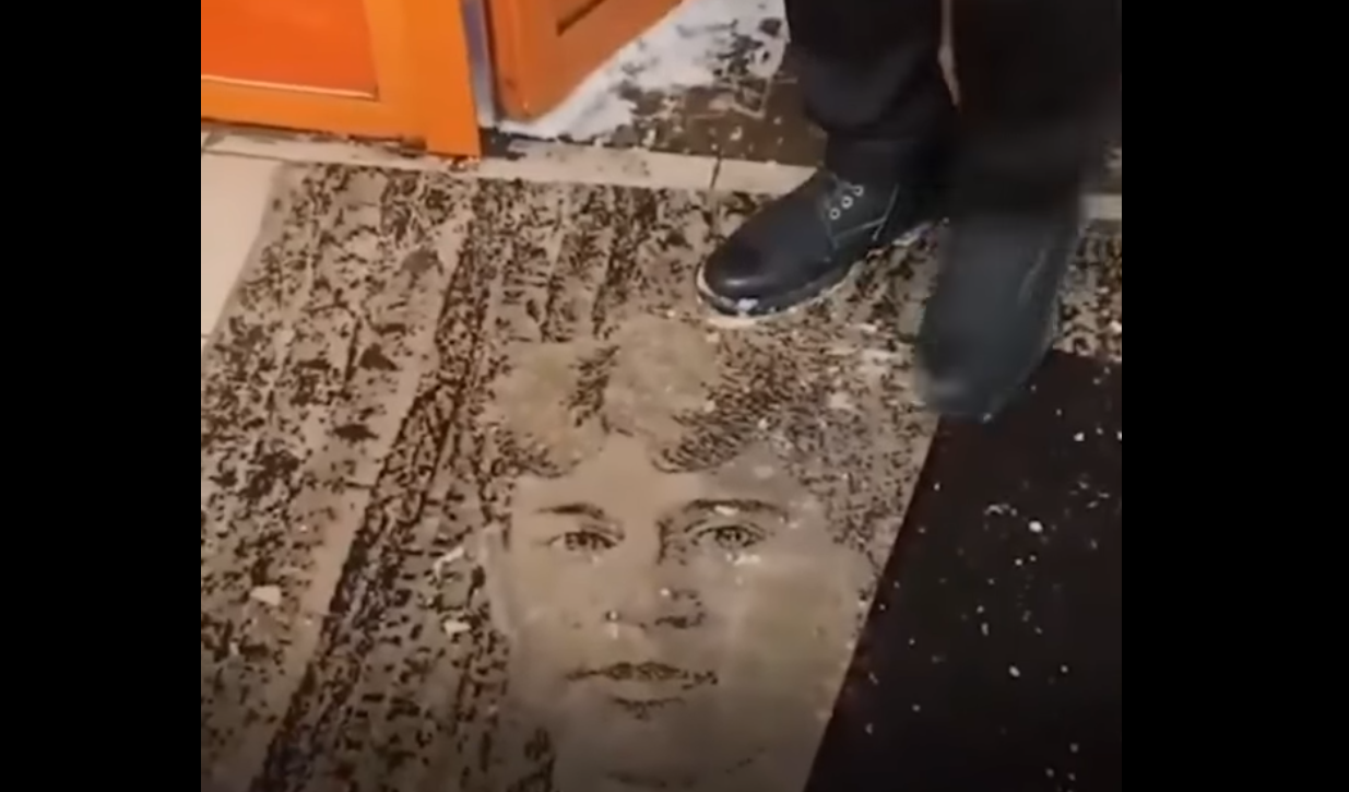 "Seryozha, forgive us!" Shoppers of a Moscow supermarket wipe their feet on Yesenin's face