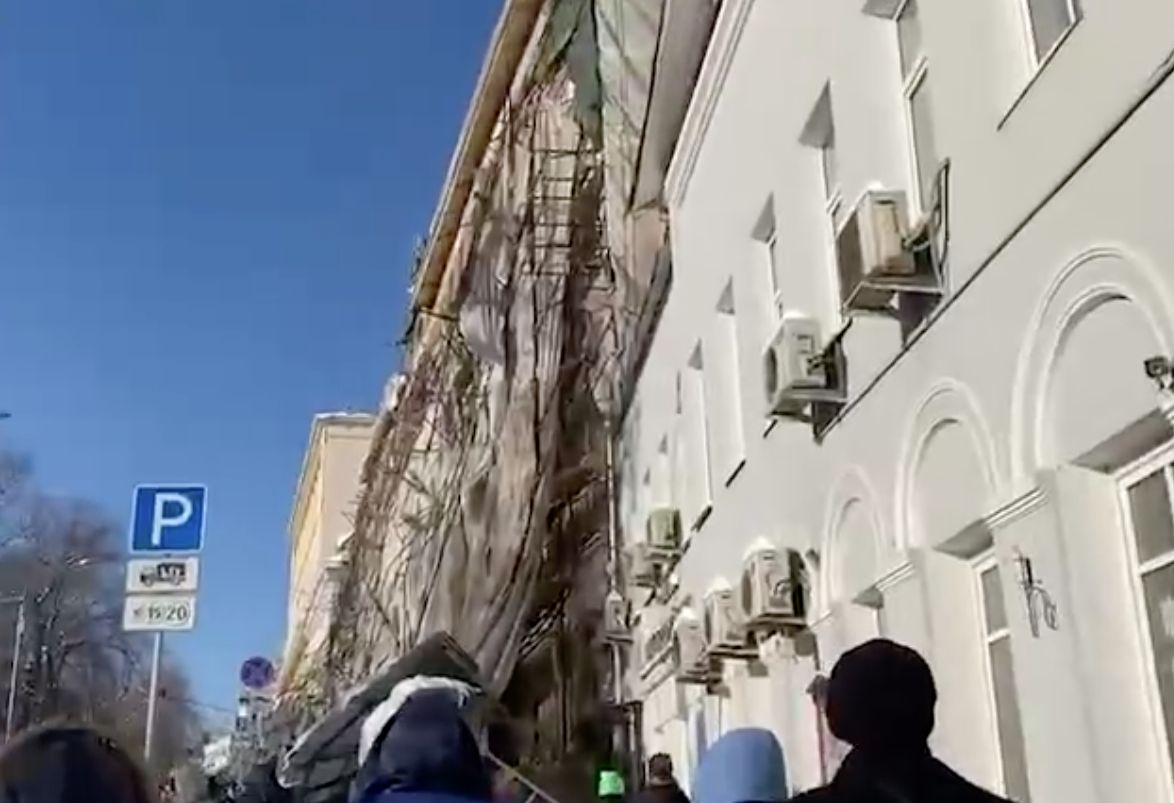 Scaffolding collapsed on passers-by in the center of Moscow