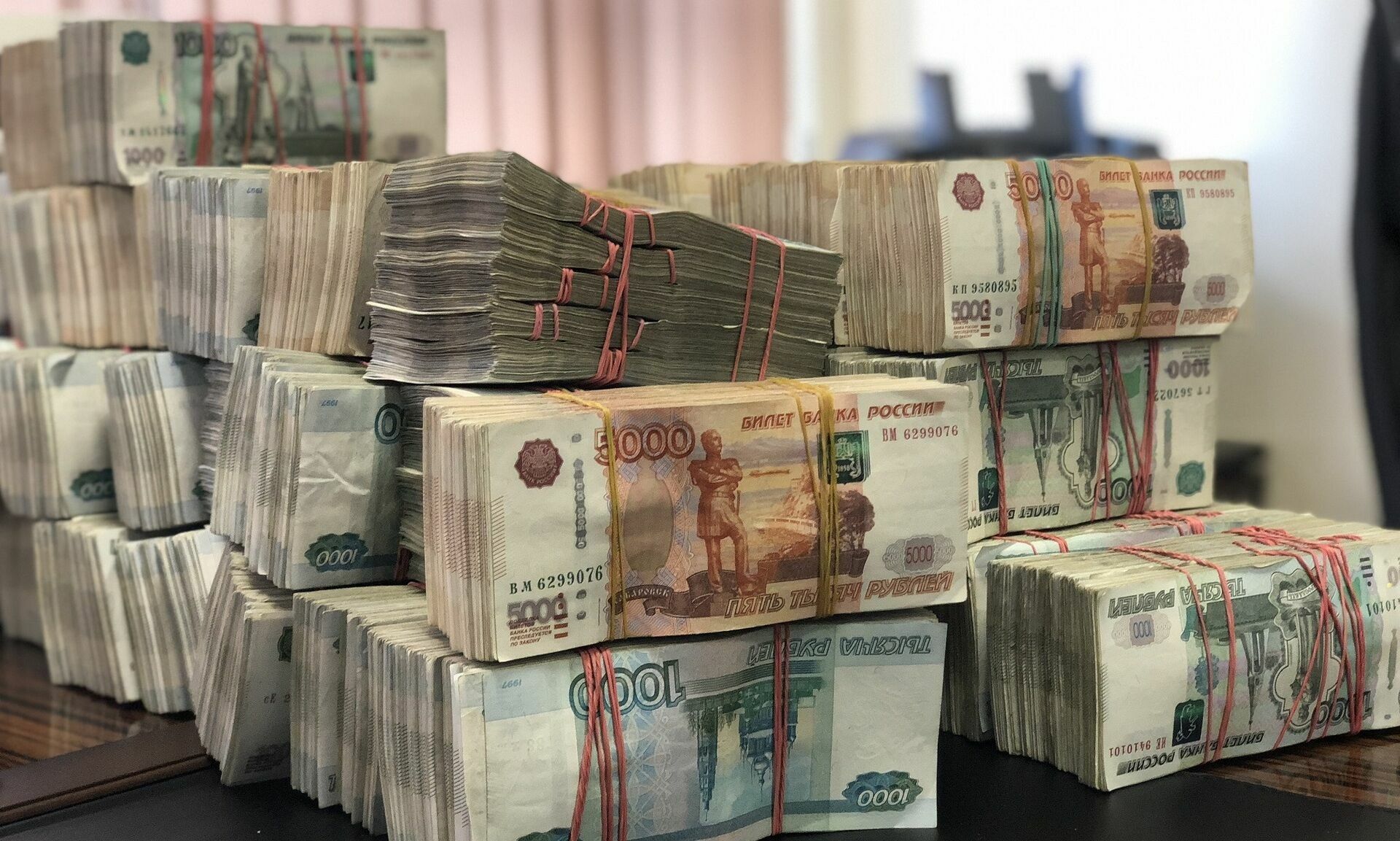 Russians took 200 tons of deposits from banks in cash