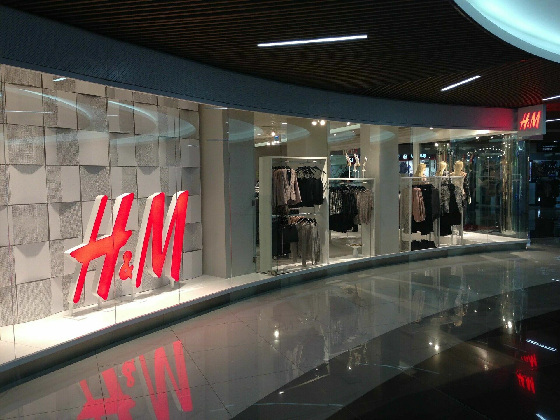 Izvestia: H&M began supplying a new collection to Russian stores