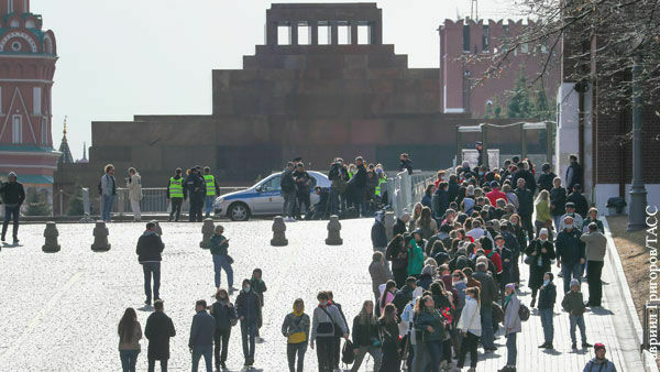 PIC OF THE DAY: there are queues to the remains of Lenin in the mausoleum again