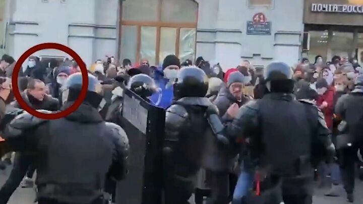 In Vladivostok, a protester who attacked a police officer surrendered to the Investigation Committee