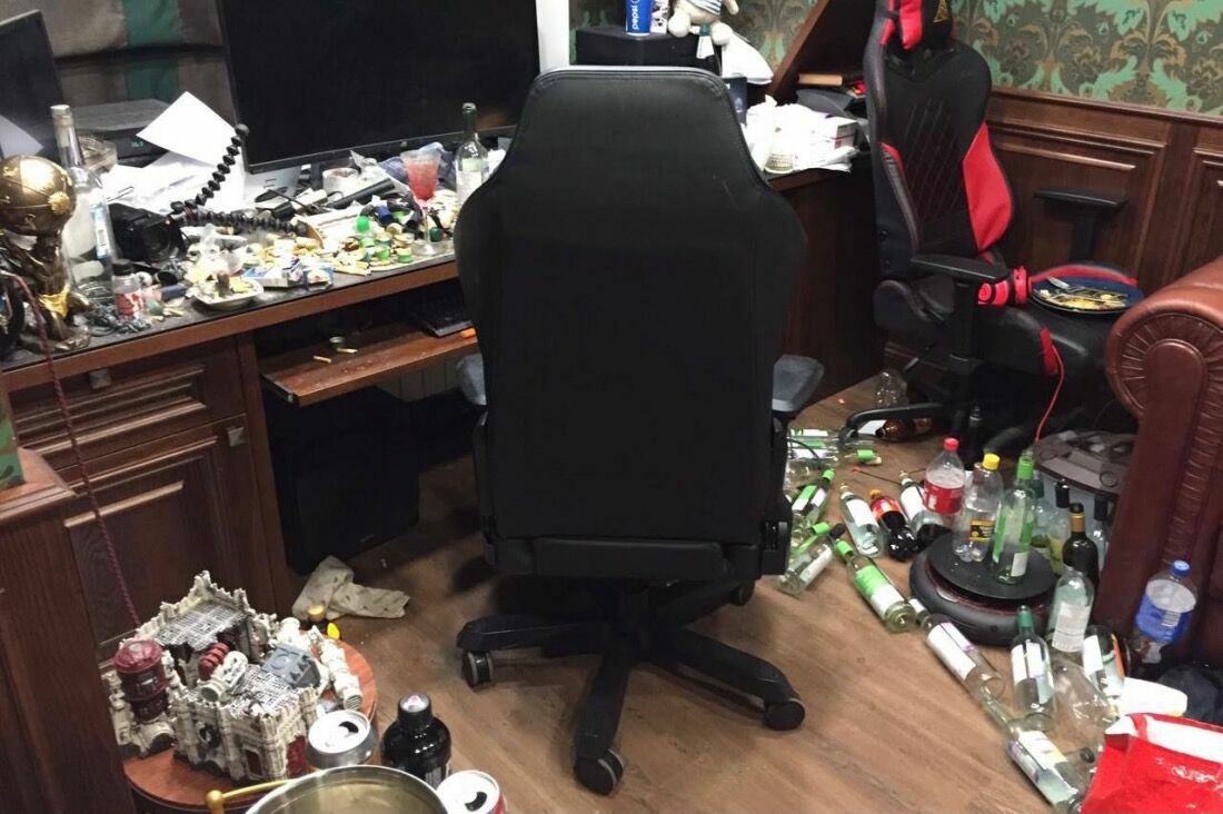 Garbage at home and in the head: photos of blogger Khovansky's apartment appeared on the Web
