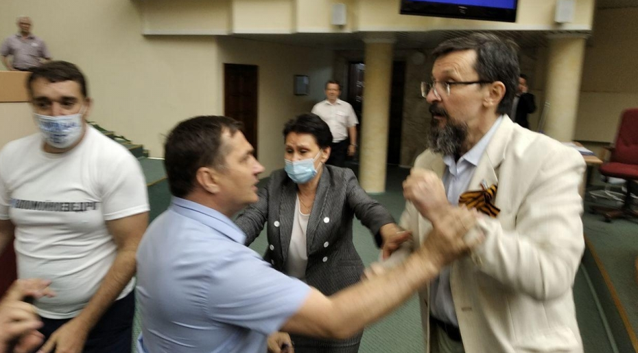 Deputies of the Saratov Regional Duma had a fight at a meeting on ethics (VIDEO)