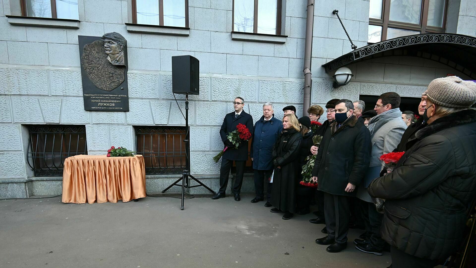 A memorial tablet to Yuri Luzhkov was installed in the center of Moscow