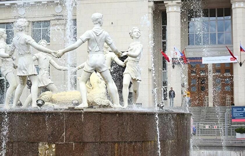 Volgograd. A fountain at the station square.
