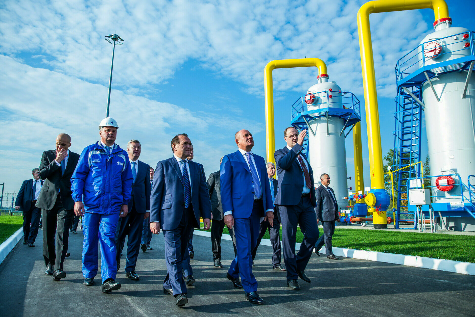 Gazprom doubles premiums to its top managers, despite the multibillion losses