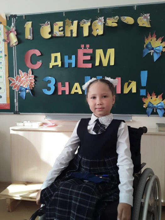 Сюмбель Галиуллина очень любит учиться. Правда, в школе ей приходится передвигаться на инвалидной коляске. Фото предоставлено родителями и публикуется с их согласия.
