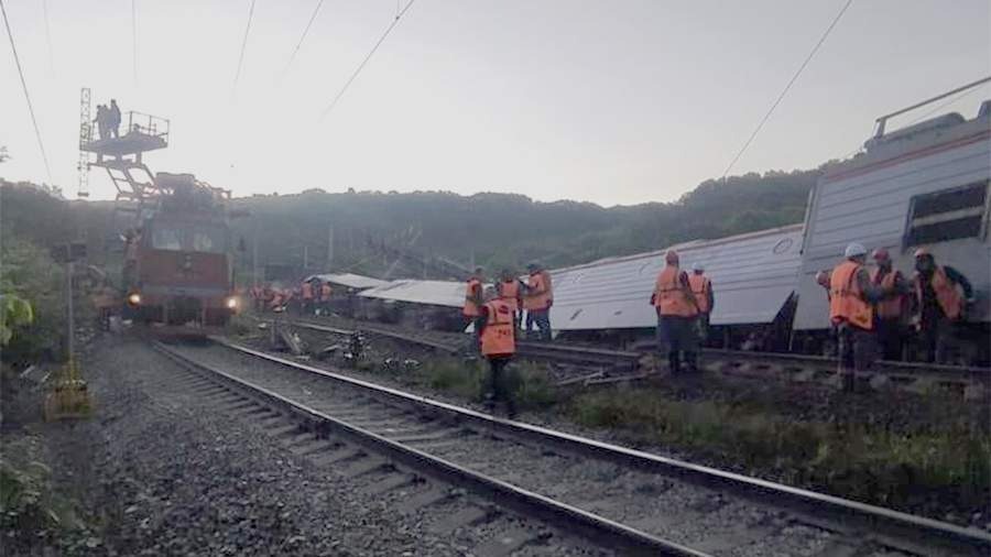 In Primorsky Krai, three rail cars and a locomotive derailed