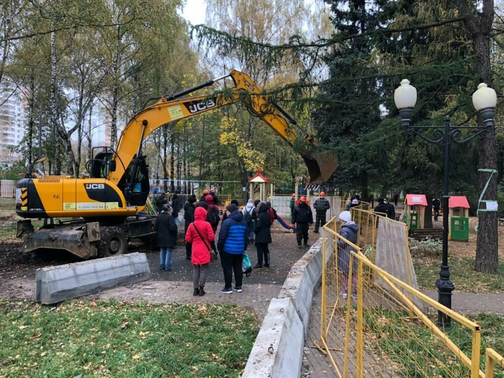 "Dear builders, go out!": Residents try to expel Center-Invest from Berezovaya Alley