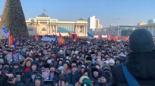 Residents of Mongolia began storming the Government Palace