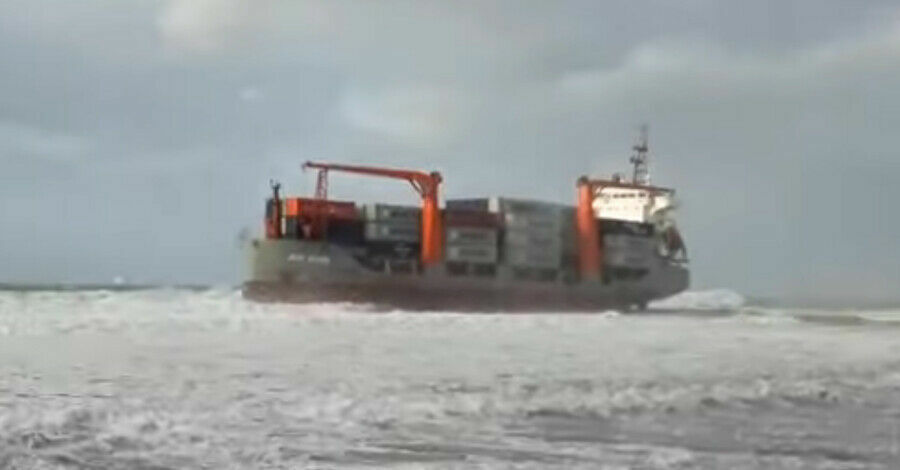 Emergencies Ministry rescuers rescued all sailors from Panamanian ship in distress