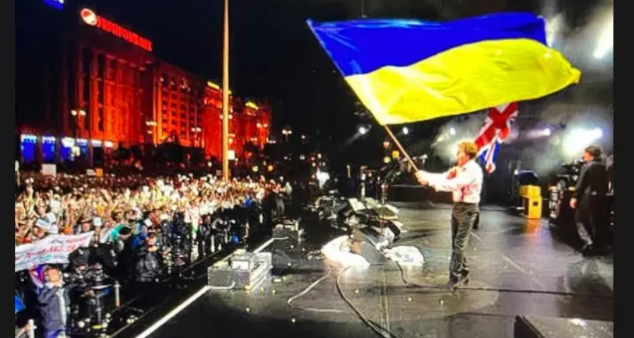 Photo of Paul McCartney with the Ukrainian flag went viral in social networks