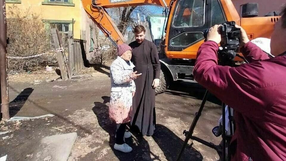 Hero of the day: in Tuva, a priest stood in front of a bulldozer, trying to protect the house of a local resident