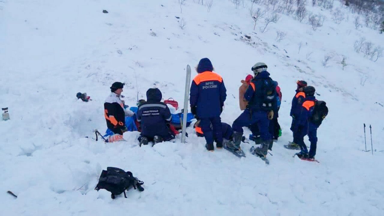 A girl injured in an avalanche in the Arctic region died before the evacuation