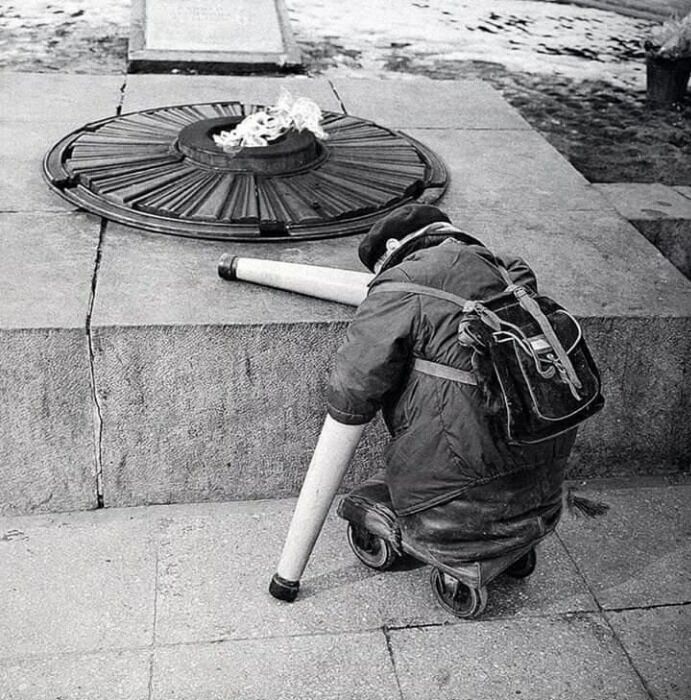 Автор этой фотографии - Анатолий Грахов. В 1966 г. снимок получил международную премию в Амстердаме. На родине этот снимок выставлять ему запретили. Неудобная правда.