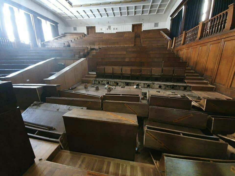 PIC OF THE DAY: the eternal oak is being replaced by a cheap laminate in the classrooms of Moscow State University