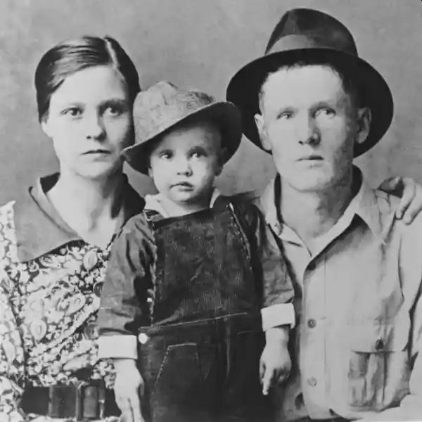 Двухлетний Элвис с родителями Верноном и Глэдис. 1937 год