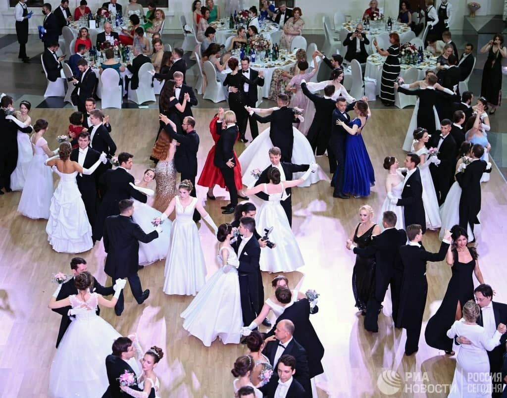 A medical ball was held in Moscow at the height of the pandemic