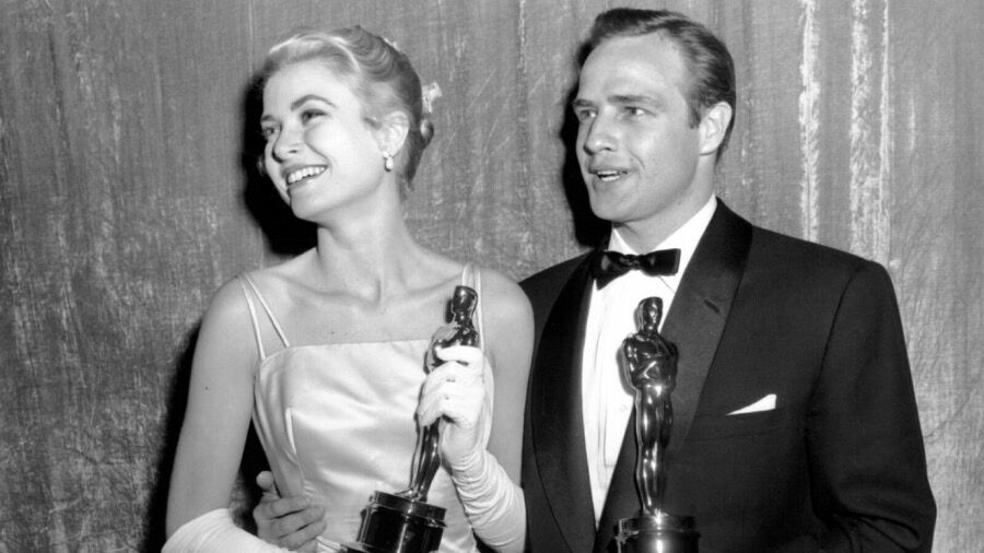 Грэйс Келли и Марлон Брандо после 27-ой церемонии вручения наград премии «Оскар», 1955