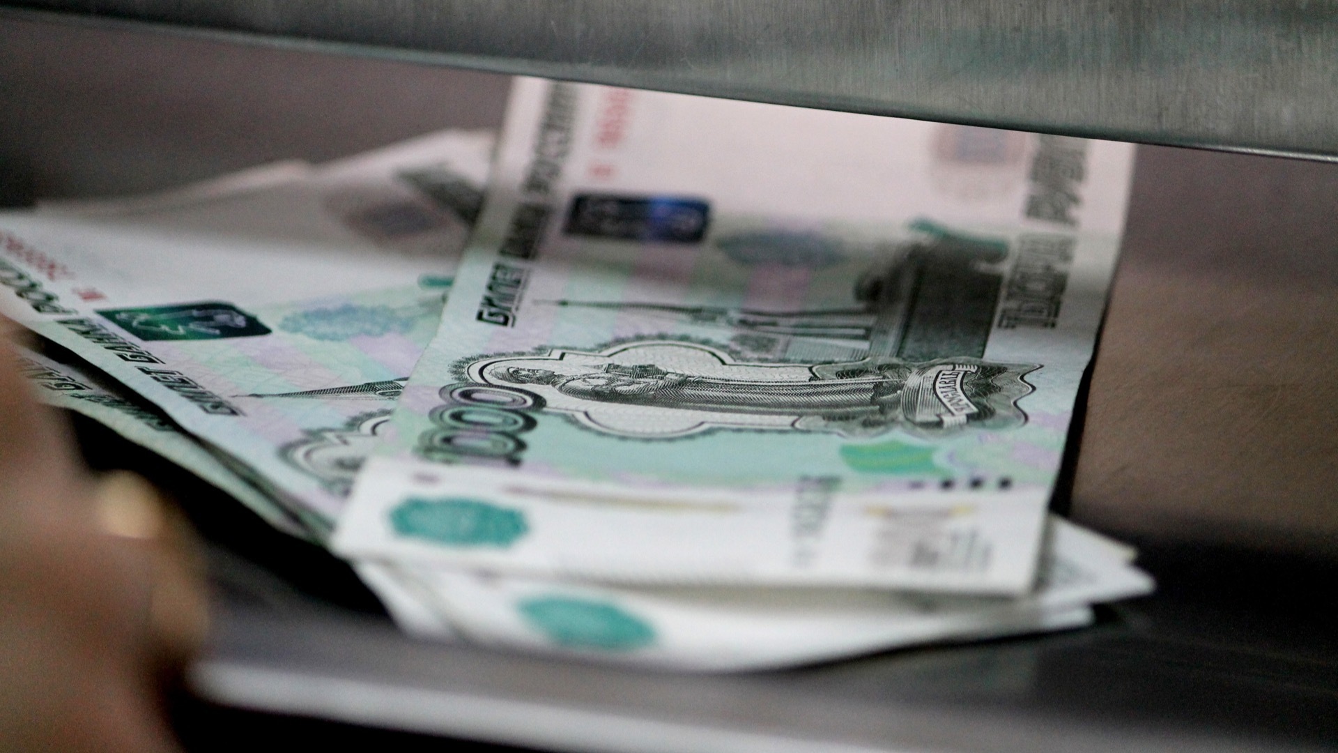 The dollar in August is confidently moving towards the 100 rubles mark. What will happen to the ruble next?