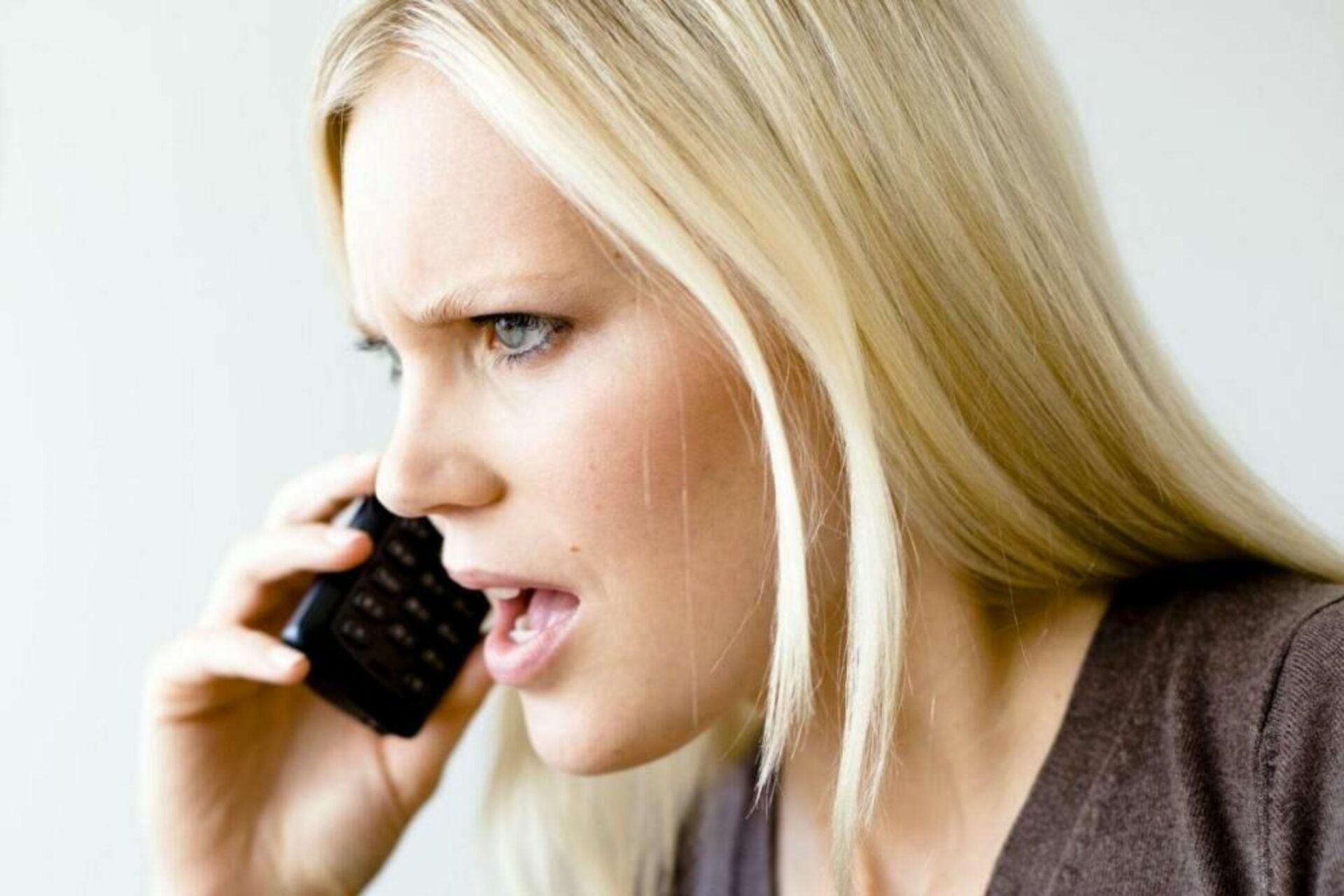 Разговаривать по телефону в магазине. Женщина разговаривает по телефону. Женщина с телефонной трубкой. Женщина с сотовым телефоном. Блондинка с телефоном.