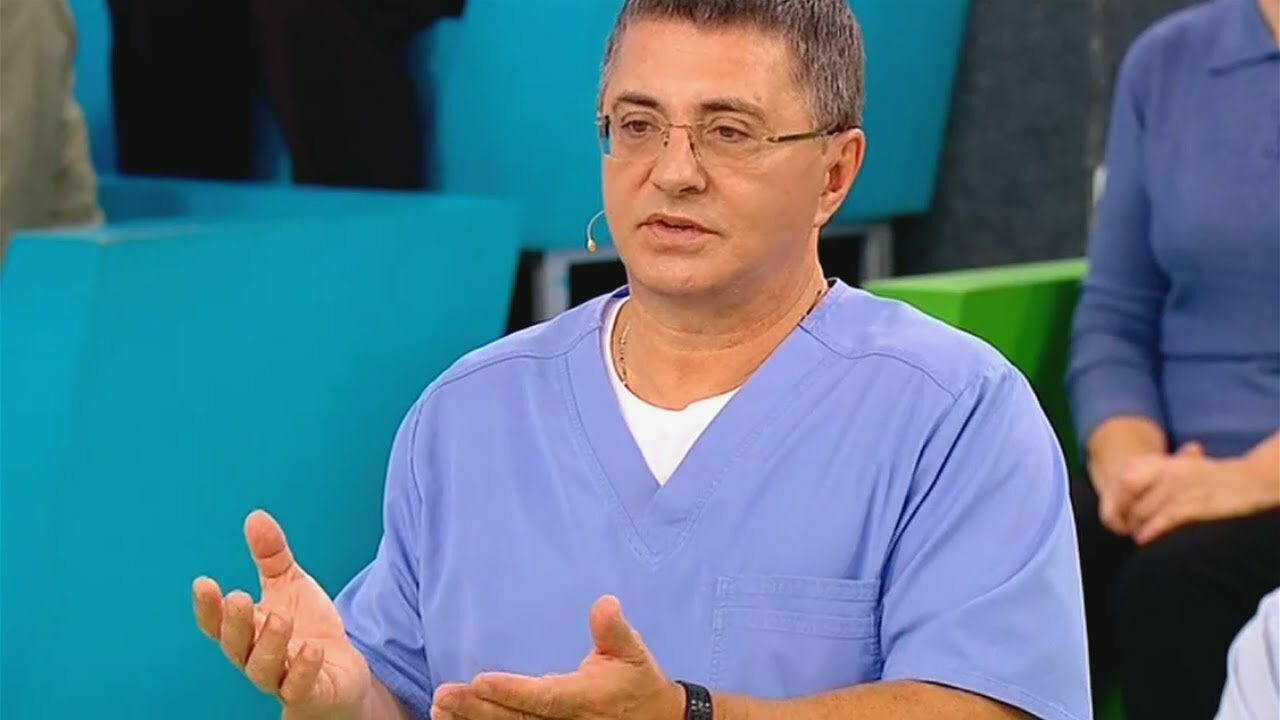 "The same source of the viruses": Dr. Myasnikov said that gloves will save only from the irritation