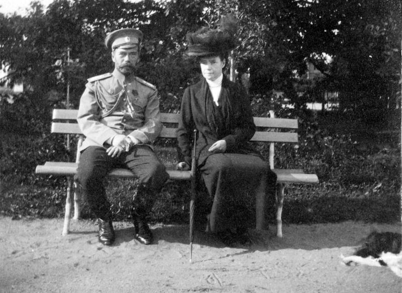 Николай Романов со своей матерью Марией Федоровной