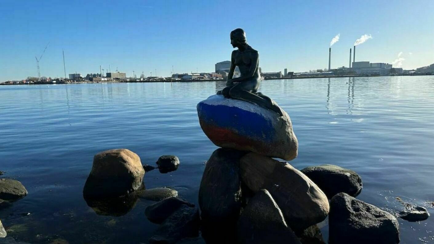 Photo of the day: in Copenhagen, the pedestal of the Little Mermaid was painted in the colors of the Russian flag