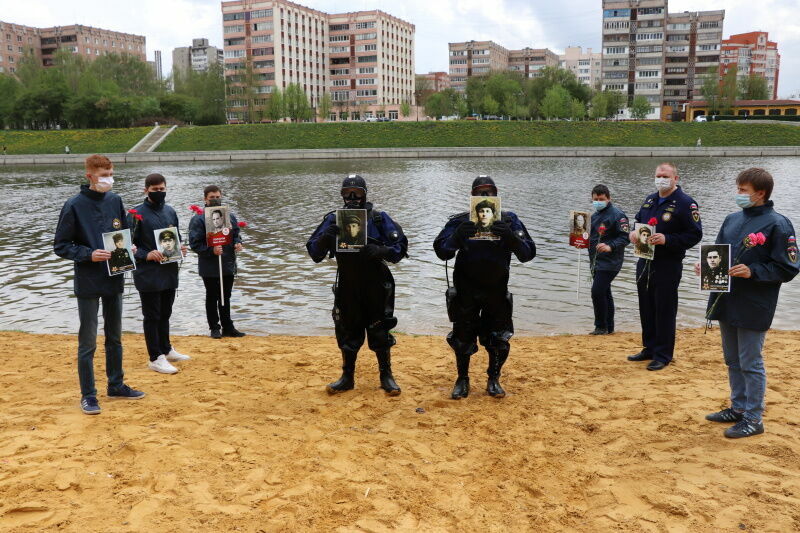 Oryol divers walked with portraits of veterans along the bottom of Oka river