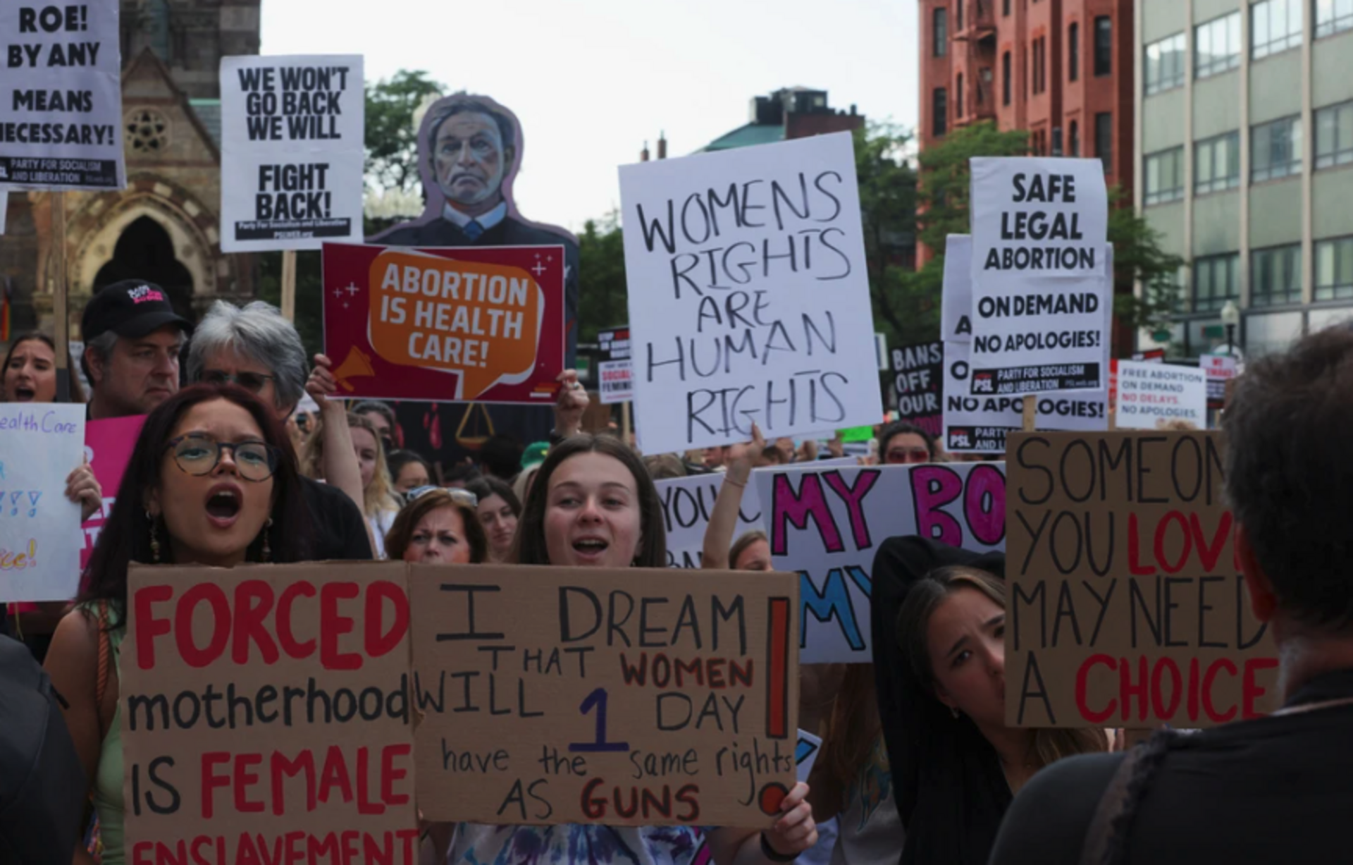 Чел заехал в центр митинга феминисток. Протесты против запрета абортов. Протест в США против абортов. Митинг в США против запрета абортов. Протесты в США.
