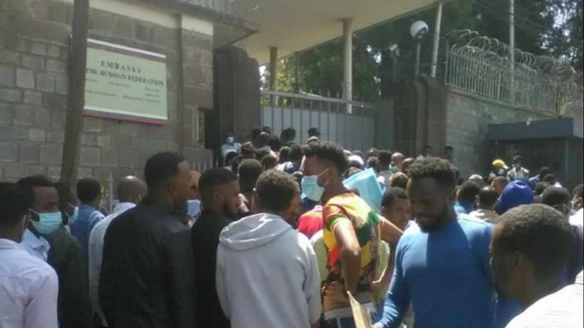 Hundreds of volunteers gathered outside the Russian diplomatic mission in Addis-Ababa to fight for Russia