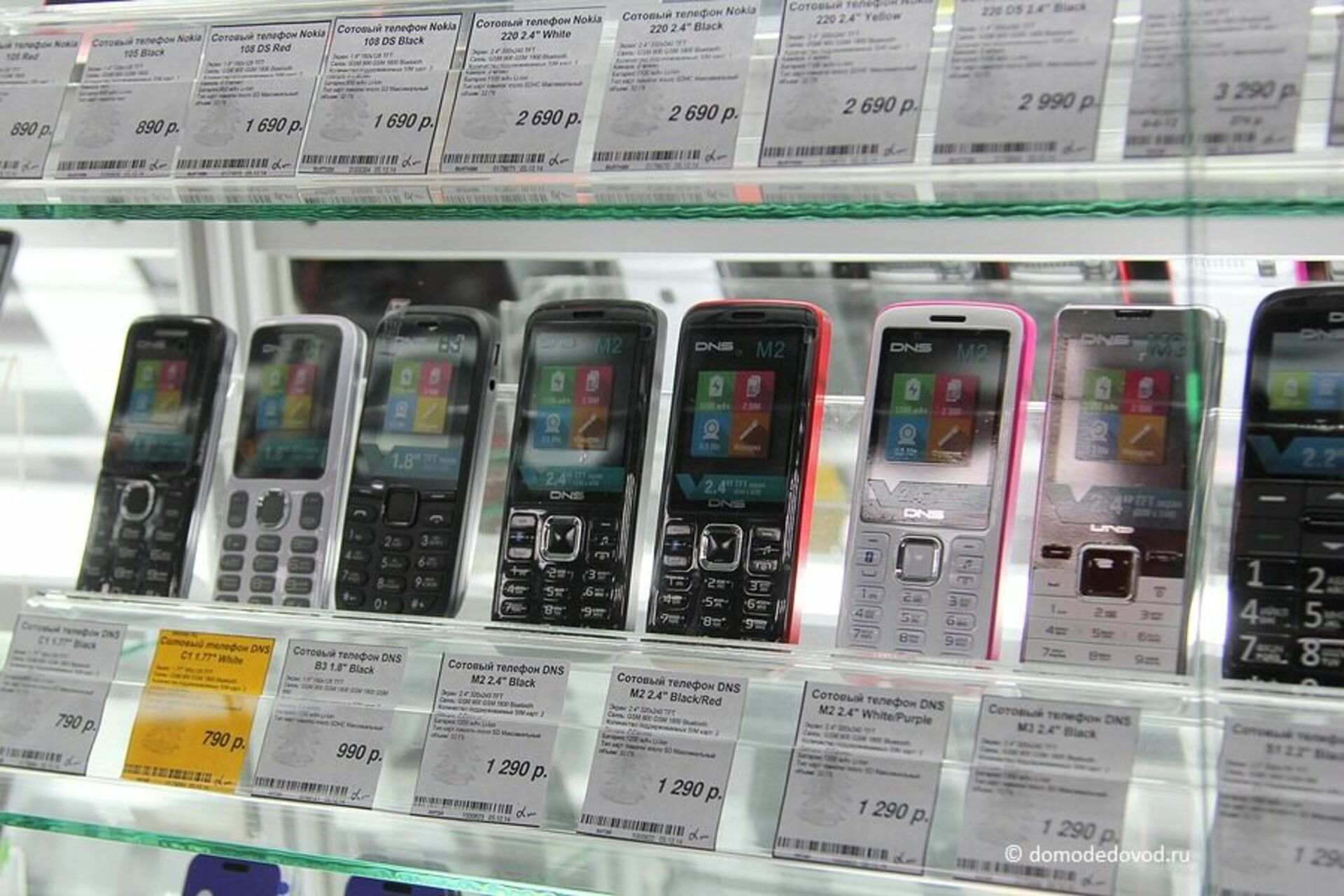 Самые низкие цены телефонов. Сотовые телефоны бюджетные. Ценники в магазинах сотовых телефонов. Ценники в магазине смартфонов. Смартфоны на витрине.