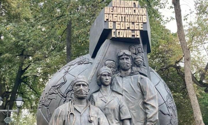 "A phonendoscope instead of a machine gun..." Muscovites are not delighted with the monument devoted to medical heroes