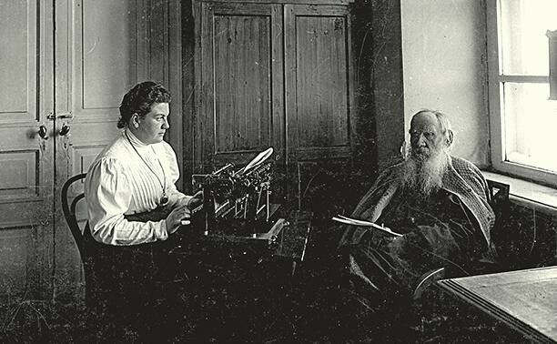 Александра Толстая и Лев Толстой, Ясная Поляна, 1909 год. 